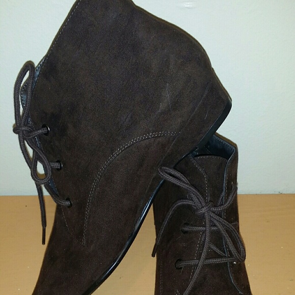 Brown Wedge Ankle Booties NWOT. - Picture 2 of 2